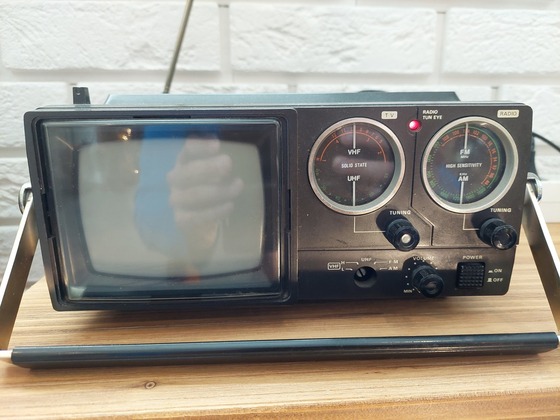 Altes Radio mit UKW und analog TV Empfang in einem
